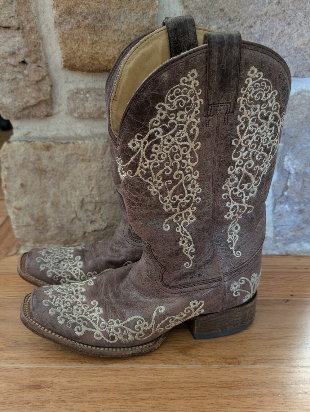 Corral Brown Leather Western Heeled Boots with Cream Embroidery
